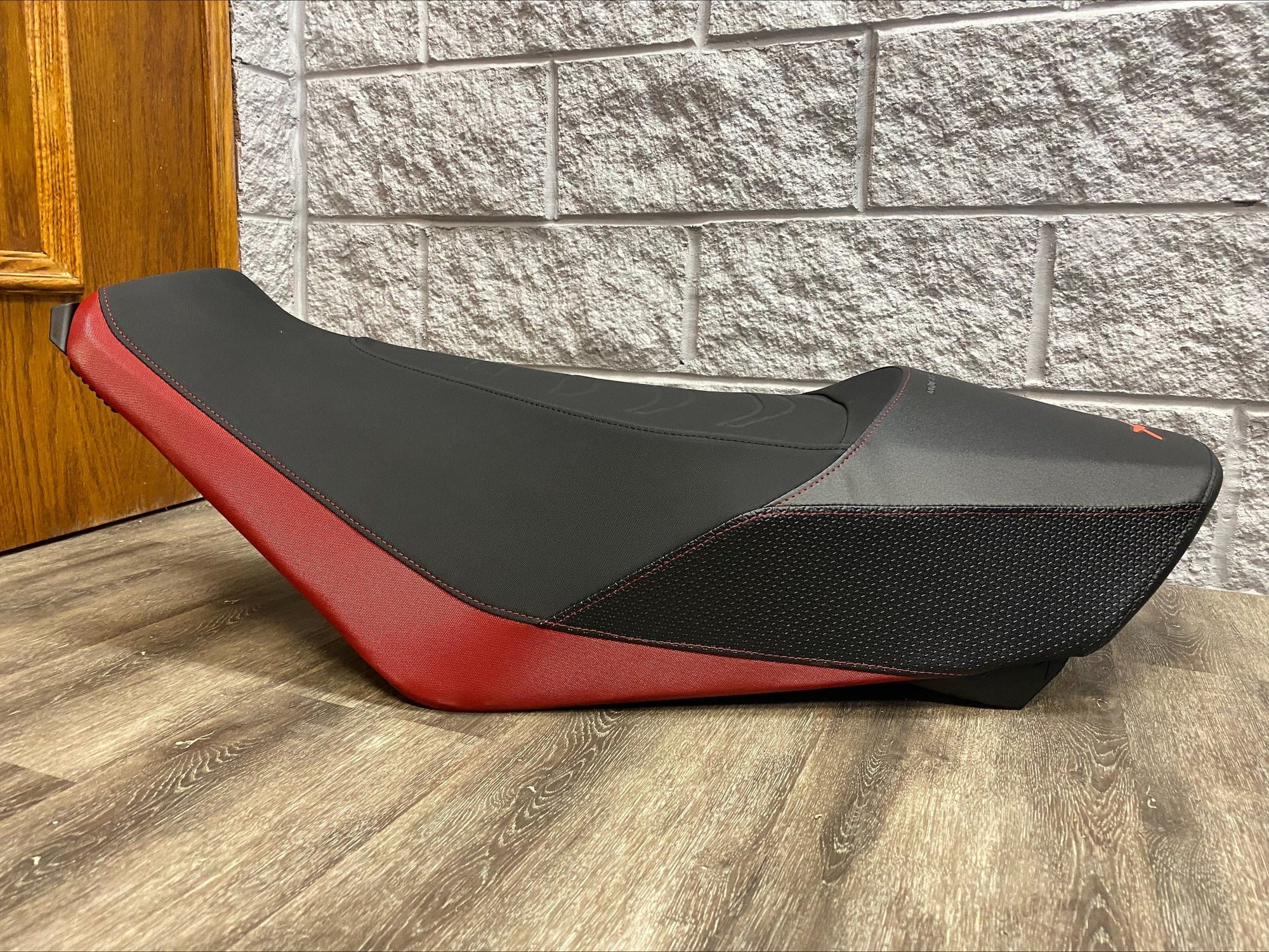 Gen 5 Red-Black XRS Seat Wide (USED)